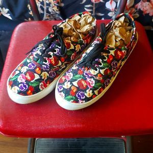 Alice in Wonderland Pansies FlowerSneakers